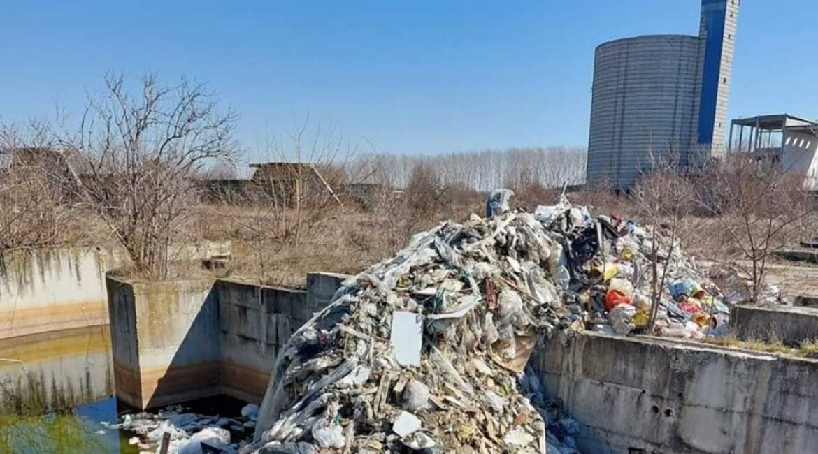 "EKO Pančevački rit" upozorava na odlaganje otpada u krugu stare fabrike u Padinskoj skeli