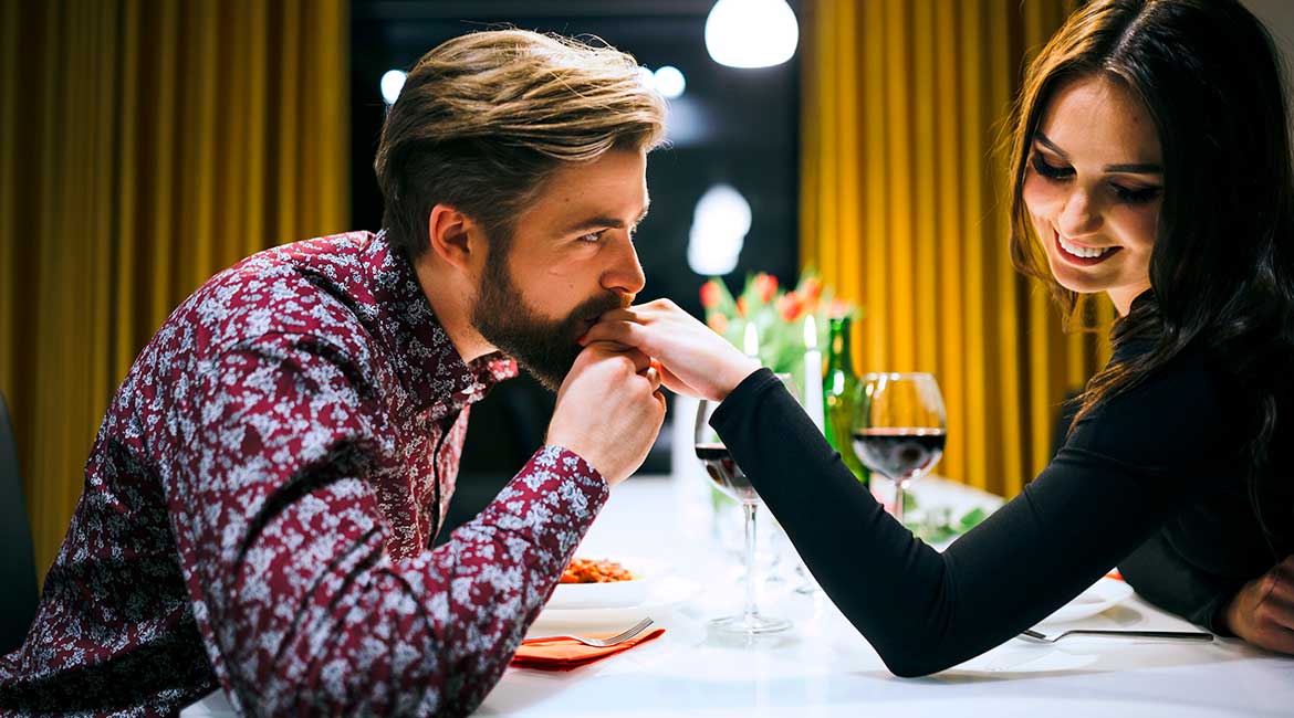 Bonton: Ona i On u restoranu