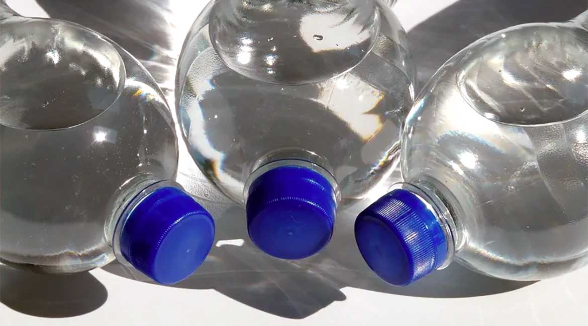 Istraživanje: Flaširana voda sadrži nanoplastiku