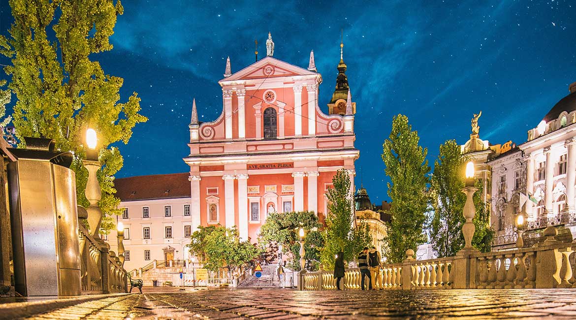 Franjevačka crkva Ljubljana noću