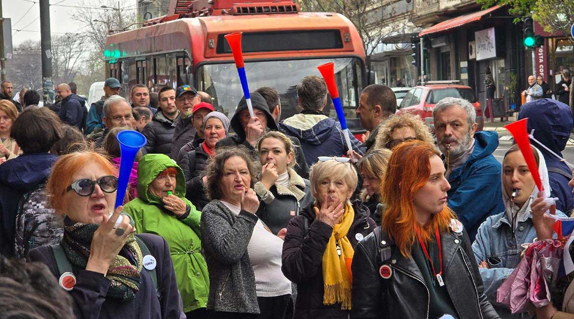 Zbor građana ispred Skupštine Palilula, opozicija napustila sednicu