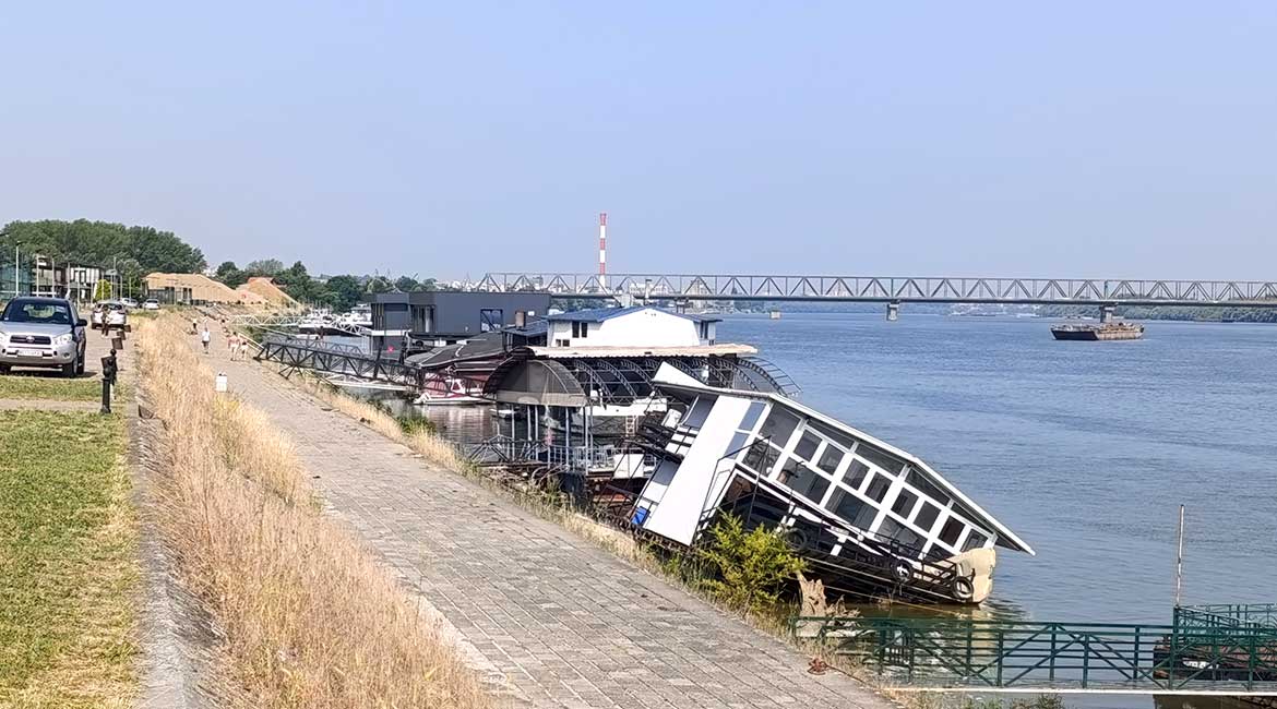 Ada Huja pod opsadom splavova: Ekološki rizici i vizuelni haos