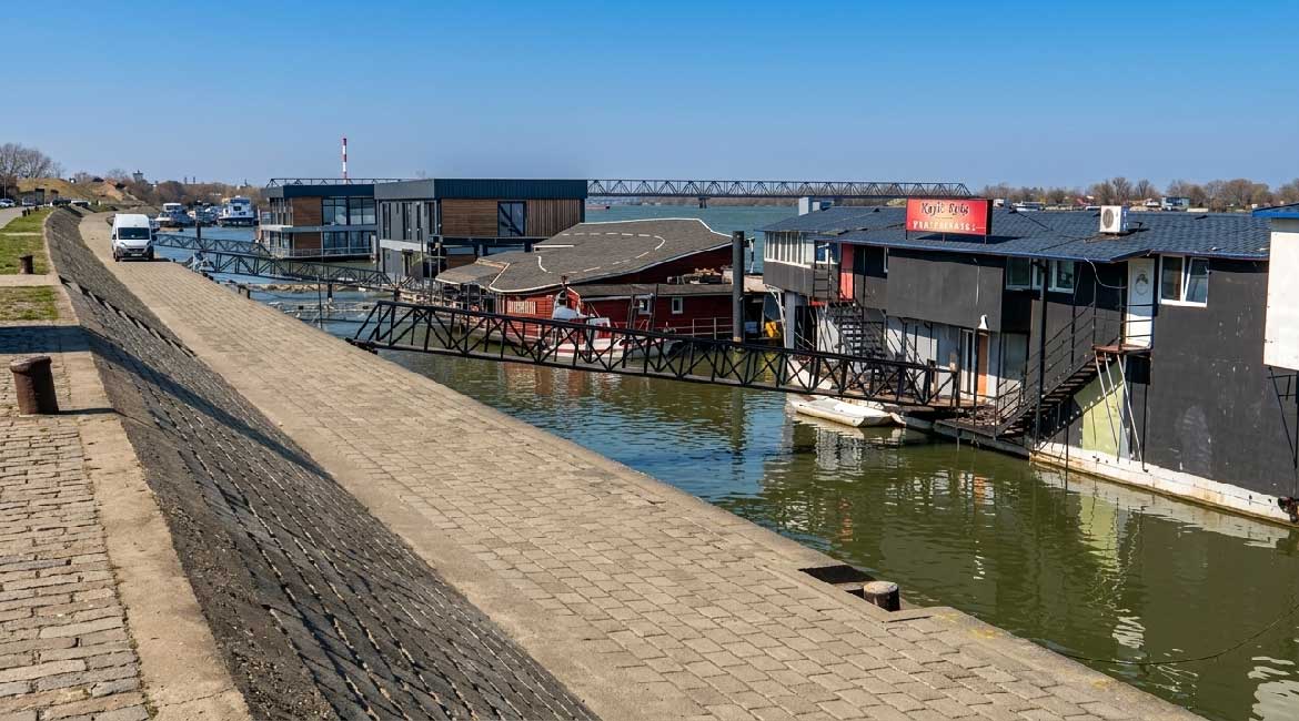 Dovukli splavove na Adu Huju, građani besni zbog haosa