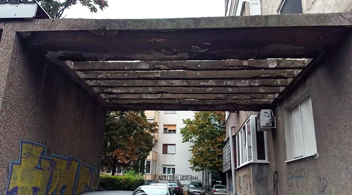 Obrušava se betonska konstrukcija kod zgrade na Karaburmi